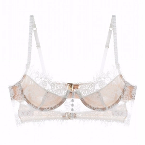 Soutien-gorge élégant en dentelle blanche avec armatures et boutons décoratifs sur fond blanc