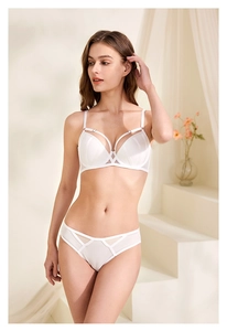 Gros plan détaillé d'un ensemble lingerie blanc en résille avec soutien-gorge à lanières
