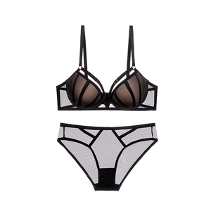 Ensemble de lingerie sexy en maille noire avec bonnets rayés et culotte transparente sur blanc