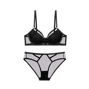 Ensemble lingerie sexy noir avec détails à lanières et design en mesh transparent