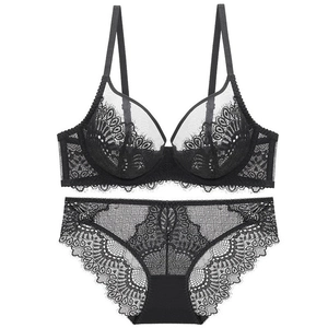 Ensemble de lingerie en dentelle noire avec soutien-gorge à armatures et culotte assortie