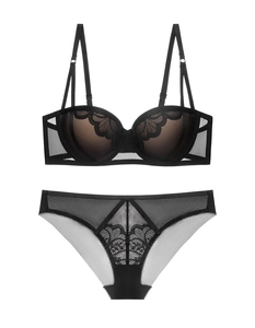 Vista piatta dettagliata del set di lingerie in pizzo nero con mesh e ricami raffinati