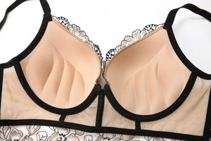 Vue détaillée du rembourrage push-up en forme de paume et de la broderie en dentelle florale