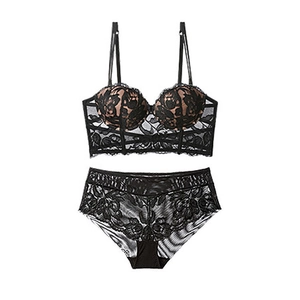 Détail d'un ensemble de lingerie en dentelle florale noire élégante avec doublure en tulle