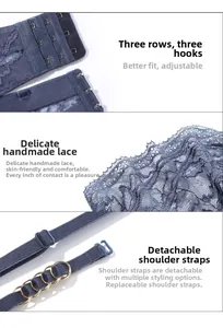 Détail de l'attache à trois crochets et dentelle florale sur soutien-gorge bleu foncé