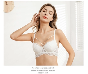 Détails d'un soutien-gorge en dentelle blanche avec bordures festonnées et sangles croisées