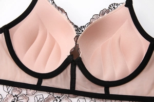 Détail d'un soutien-gorge en dentelle avec coussinets en forme de paume et broderie
