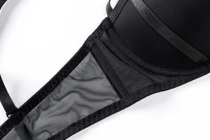 Dettaglio dell'ala in mesh nero trasparente e finiture in raso sul reggiseno push-up pizzo