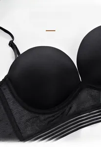 Détail du soutien-gorge noir sans couture avec bande en maille et bretelles fines