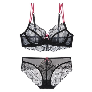 Conjunto de lencería de encaje floral negro con tirantes rosas y sujetador con aro