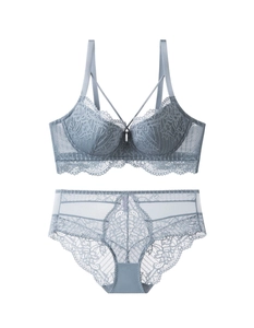 Détail d'un ensemble de lingerie en dentelle bleu poudré avec bretelles croisées