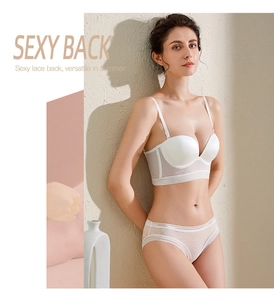 Détail d'un ensemble de lingerie en dentelle blanche avec dos en U sans couture sur modèle