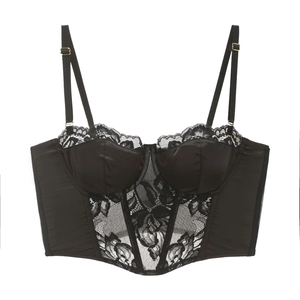 Dettaglio di un bustier nero in raso e pizzo floreale con spalline regolabili sottili