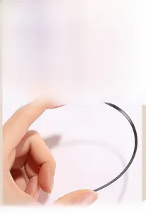 Gros plan sur l'armature flexible en acier à mémoire avec embouts de protection