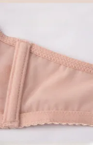 Détail de l'aile latérale en maille respirante et élastique d'un soutien-gorge rose