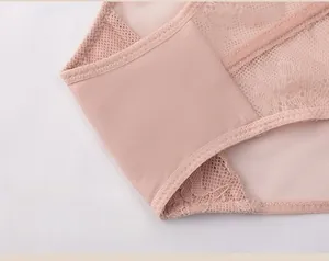 Gros plan détaillé de la culotte en dentelle rose avec doublure d'entrejambe en pur coton
