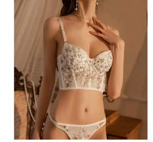 Détail d'un bustier français en dentelle blanche et broderie florale vintage élégante