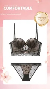 Dettagli di un set lingerie in pizzo nero con ricami floreali e inserti in rete