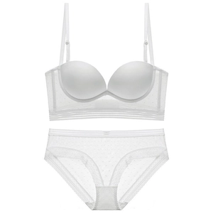 Ensemble lingerie blanc sans couture avec mesh à pois et culotte bordée de dentelle