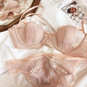 Ensemble lingerie en dentelle rose pâle avec soutien-gorge à armatures et culotte