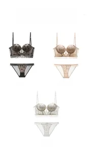 Vista dettagliata dei completi intimi in pizzo ricamato in nero, beige e bianco