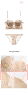 Dettaglio del set intimo in pizzo champagne con ricami floreali e tulle mesh