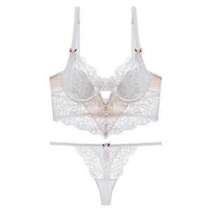 Witte Franse wimperkant lingerie set met zijden cups en verfijnde bloemaccenten