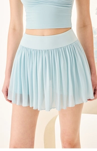 Détail d'une jupe de tennis plissée bleu clair respirante avec taille haute et mesh