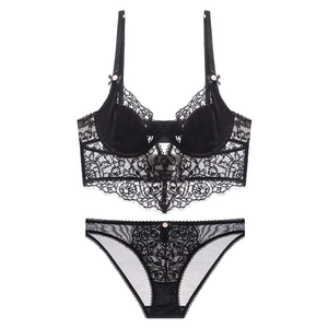 Detail van zwarte eyelash kanten lingerieset met fijn bloemenborduurwerk en afwerking