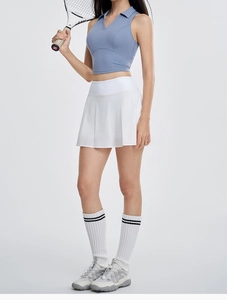 Haut court polo sans manches bleu et jupe de tennis blanche pour entraînement
