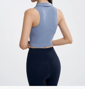 Vue détaillée du crop top de sport bleu clair avec couture dos et col polo respirant