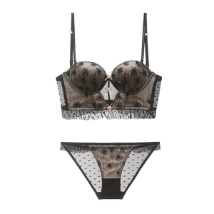 Completo intimo in pizzo ricamato con reggiseno in mesh nero e slip coordinato