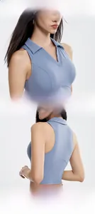 Détail du haut de sport bleu clair à col polo avec dos nageur et logo lettre K