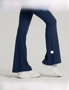 Vista lateral detallada de los pantalones de yoga acampanados en azul marino de talle alto