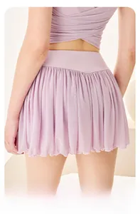 Détail d'une jupe de tennis plissée en mesh lavande avec taille en V pour l'effet fessier