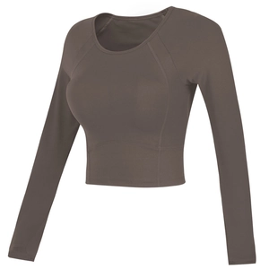 Detailansicht des kaffeebraunen kurzen Yoga-Tops mit Daumenlöchern und engen langen Ärmeln