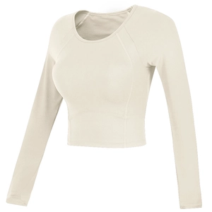 Detail eines bauchfreien Langarm-Yoga-Oberteils mit Raglan-Nähten in eleganter Cremefarbe