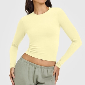 Dettaglio del top da yoga giallo pallido slim fit con trama a coste e scollo rotondo