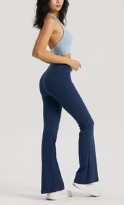 Vista detallada de pantalones de yoga acampanados de cintura alta con ajuste moldeador y top