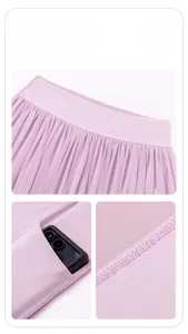 Détail d'une jupe de tennis plissée à taille haute avec poche latérale cachée