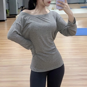 Dettaglio del top da yoga grigio a maniche lunghe con spalle scoperte in maglia