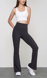 Detalle de los pantalones de yoga acampanados de cintura alta con control de abdomen