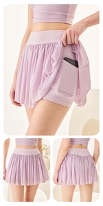 Détail jupe de tennis plissée lilas avec short intérieur fonctionnel et poche téléphone