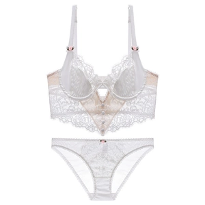 Franse witte wimperkant lingerie set met roze bloemendetails en bijpassende slip