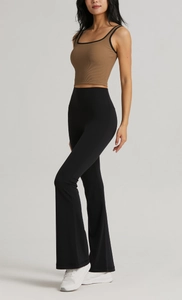 Vista lateral de pantalones de yoga negros de talle alto con corte flare y elástico