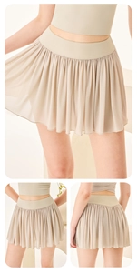 Détails d'une jupe de tennis plissée beige avec mesh respirant et ceinture élastique large