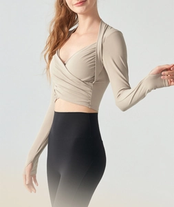 Détail du haut de yoga cache-cœur avec col en V croisé et passe-pouces en tissu extensible