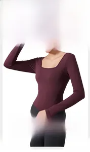 Détail du haut de yoga à col carré avec coussinets de poitrine fixes et tissu côtelé