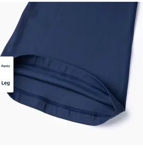 Detalle de costura de doble aguja en el dobladillo del pantalón de yoga azul oscuro