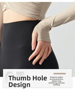 Détail de la manche du haut de yoga avec passe-pouce pour protection et maintien fixe